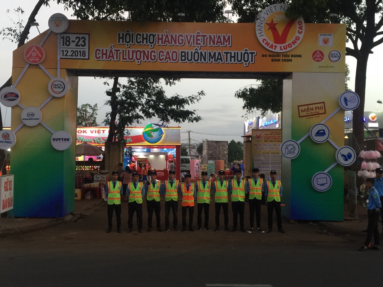 BẢO VỆ HỘI CHỢ HÀNG VIỆT NAM CHẤT LƯỢNG CAO TẠI 72 NGUYỄN TẤT THÀNH TP. BUÔN MA THUỘT